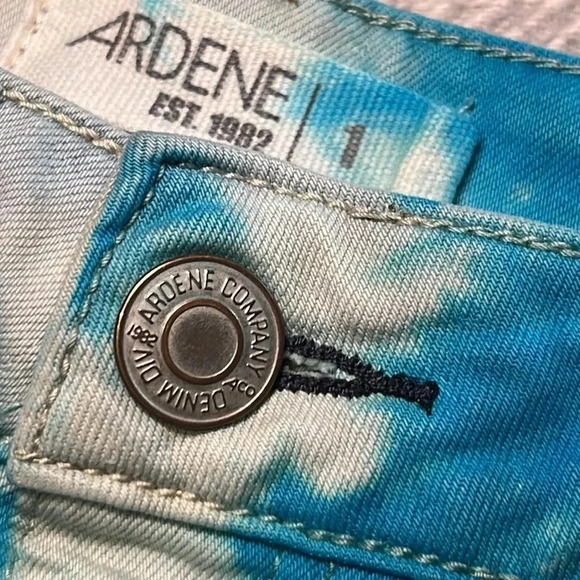 Ardene Turquoise & Pink Denim Shorts. Size 1 - Picture 3 of 8